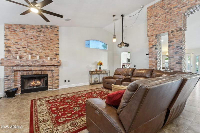 6-web-or-mls-4740-e-villa-maria-dr