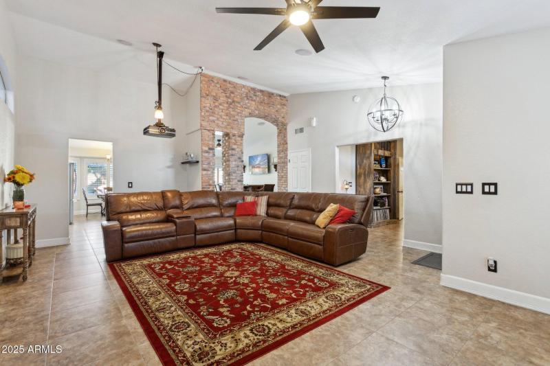 8-web-or-mls-4740-e-villa-maria-dr