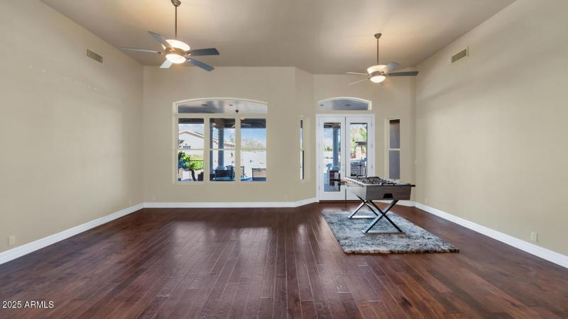 8406 W Williams Rd-large-006-043-8406 W