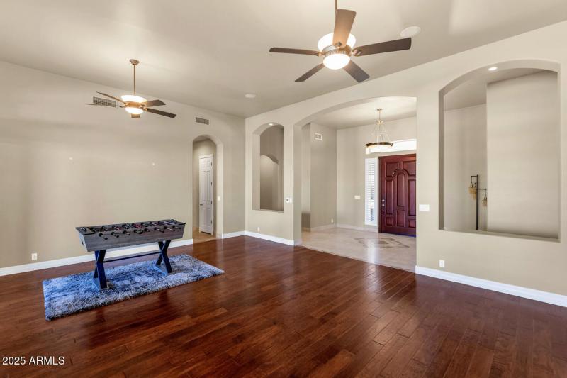 8406 W Williams Rd-large-007-045-8406 W