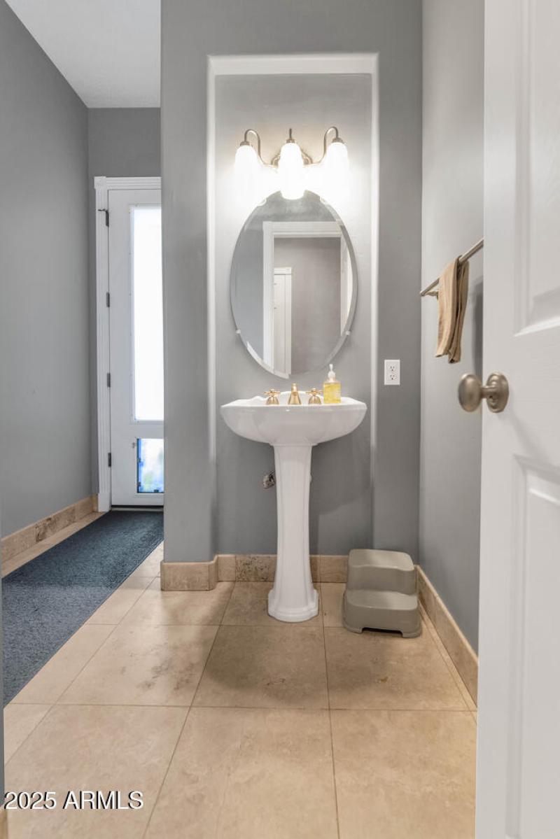 8406 W Williams Rd-large-028-026-8406 W