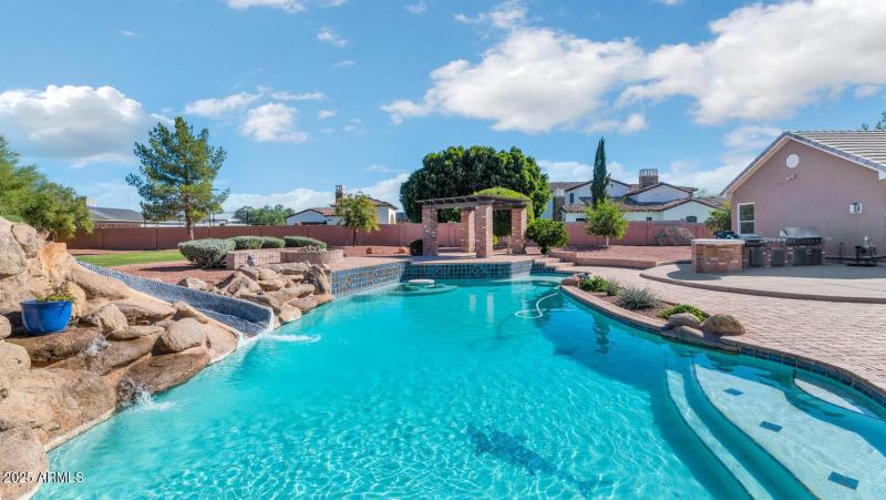 8406 W Williams Rd-large-040-029-8406 W