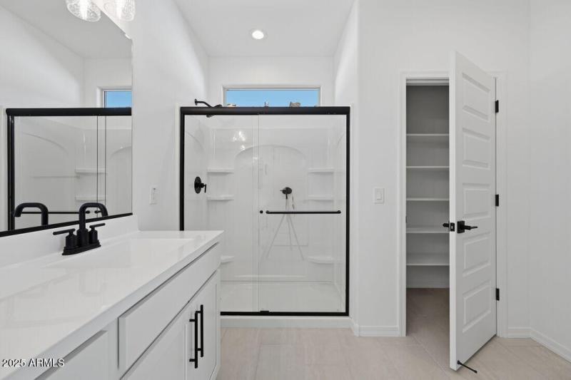 8827 W PASADENA Avenue - Ready Now!