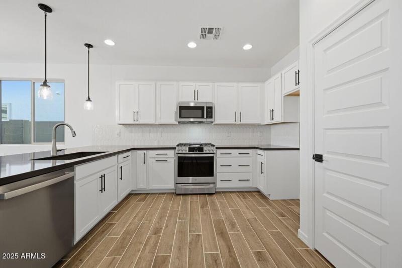 8827 W PASADENA Avenue - Ready Now!