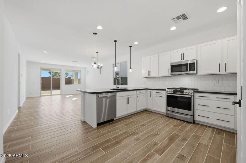 8827 W PASADENA Avenue - Ready Now!