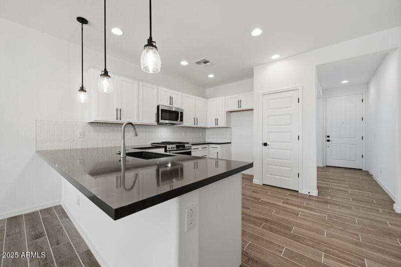 8827 W PASADENA Avenue - Ready Now!