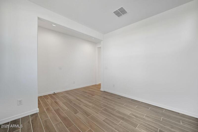 8827 W PASADENA Avenue - Ready Now!