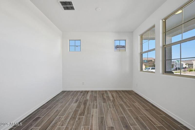 8827 W PASADENA Avenue - Ready Now!