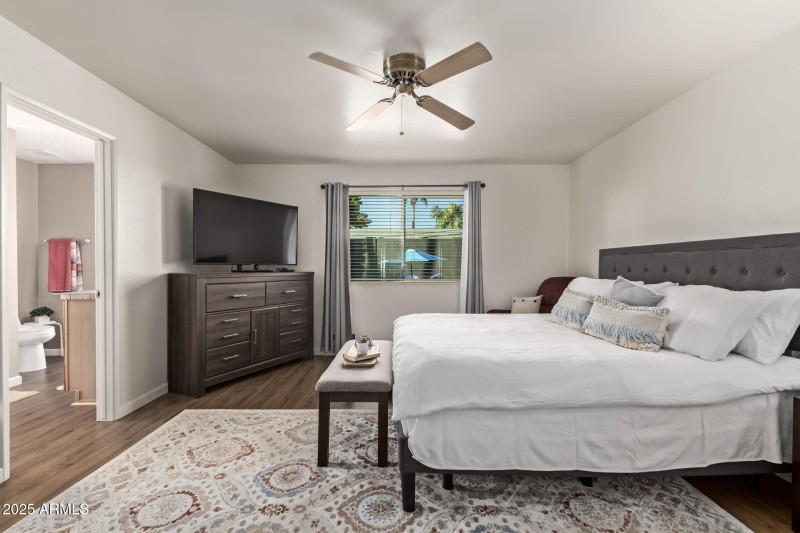 Primary Suite w/Walk-in Closet