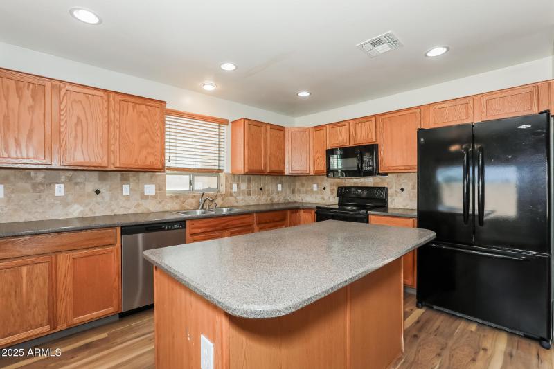 1-photo-Kitchen-049e9672-c010-4ee5-8c8e-