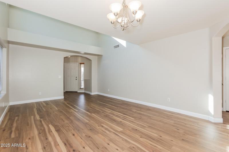 7-photo-Dining-Room-118cf462-76fb-4c09-a