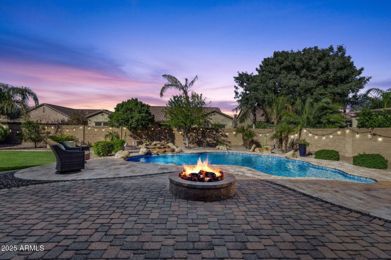 Patio w/ firepit