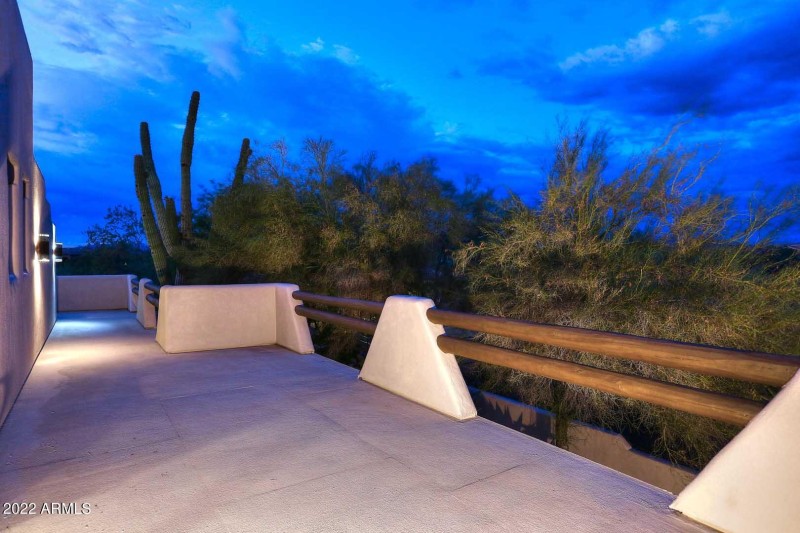 Night-Expansive Balcony2