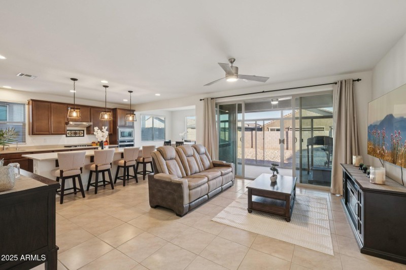 6-web-or-mls-E Pivot Peak-S0611-006