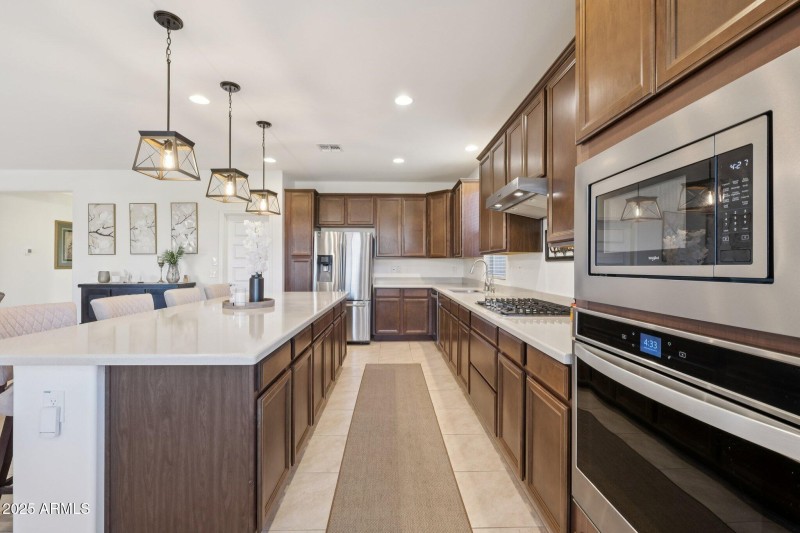 16-web-or-mls-E Pivot Peak-S0611-016