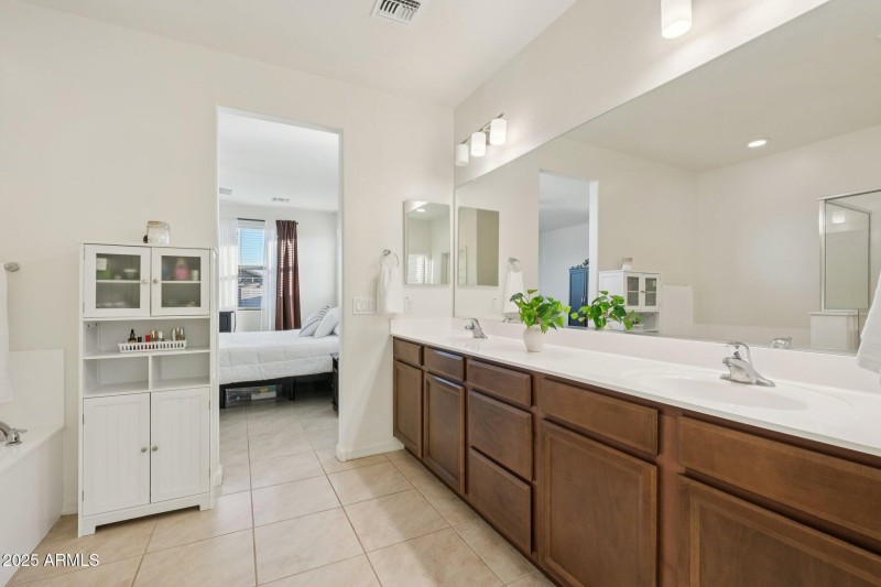 36-web-or-mls-E Pivot Peak-S0611-036