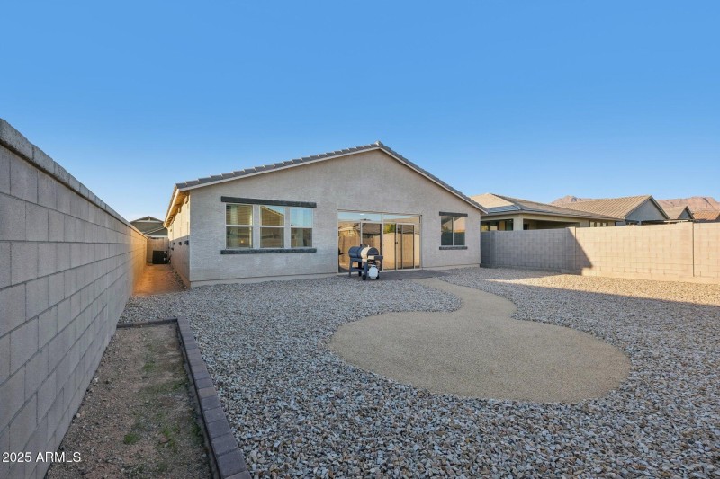 41-web-or-mls-E Pivot Peak-S0611-041