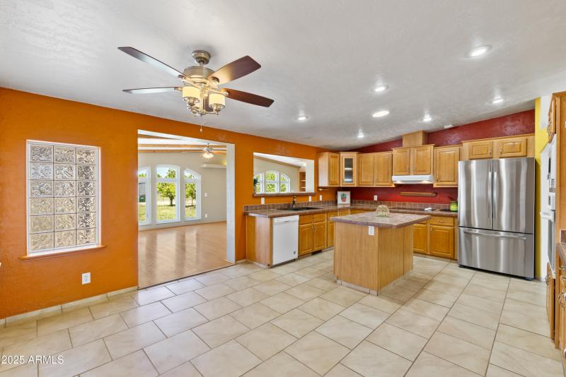 Wonderful Kitchen with center Island!