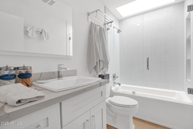 GUEST BATH W TUB SHOWER