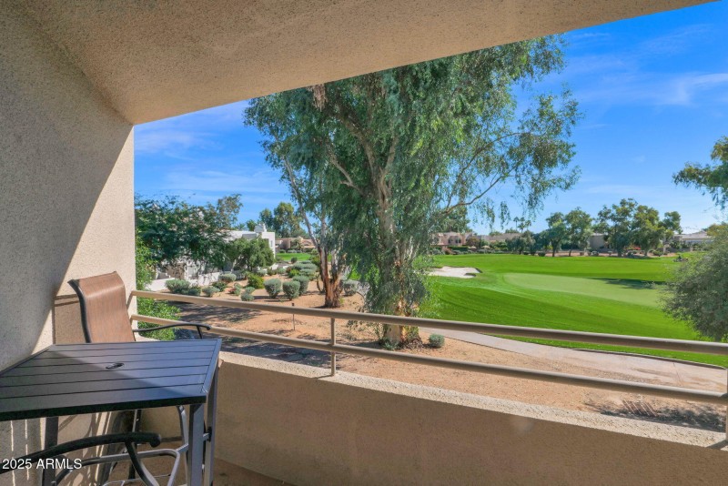 PRIVATE TERRACE OFF MASTER