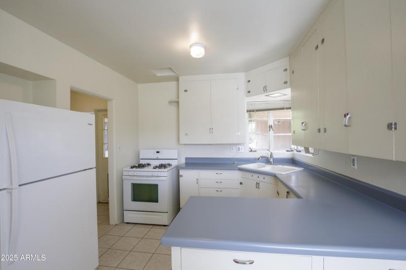 330 Medlock Pic 20- Retro Kitchen