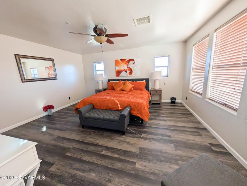 Primary Bedroom (13)