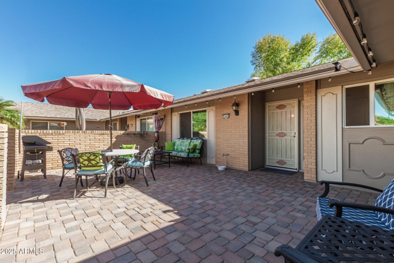 10406 Front Courtyard