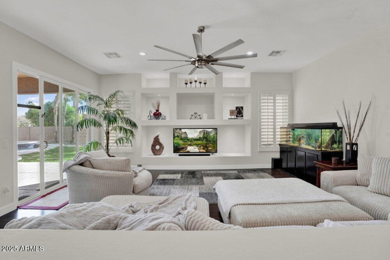 012_14-web-or-mls-2209_leo_place-13_852