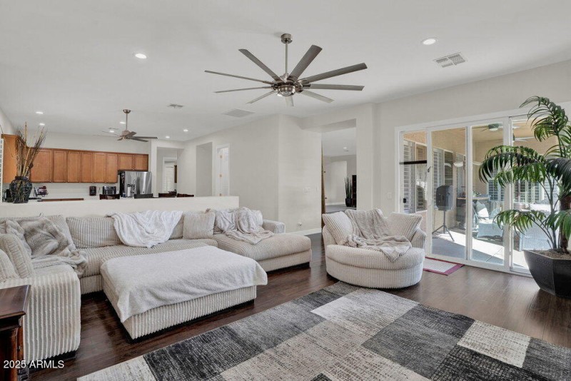 015_17-web-or-mls-2209_leo_place-12_286