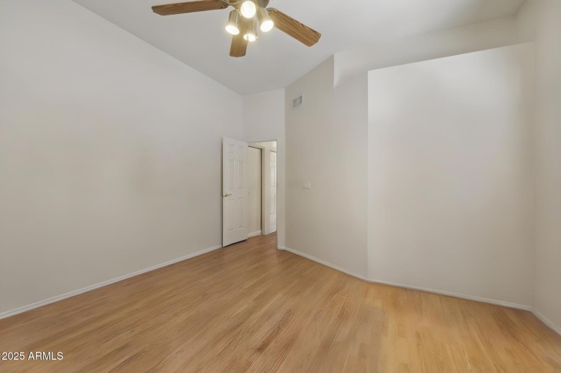 28-web-or-mls-9125-e-captain-dreyfus-ave