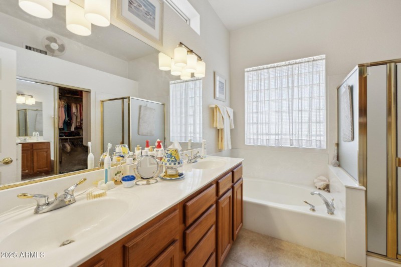 29-web-or-mls-9125-e-captain-dreyfus-ave