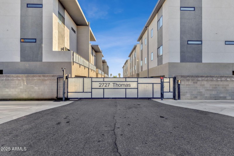 53-web-or-mls-2727-e-thomas-rd-9