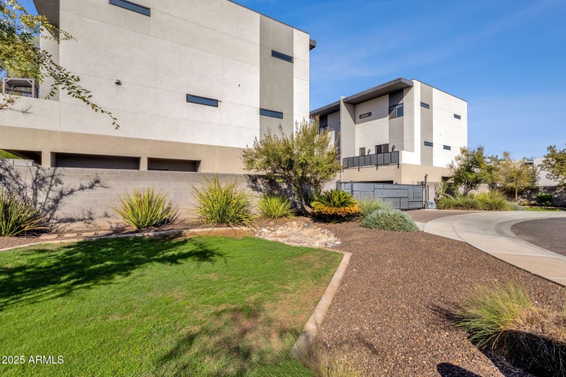 49-web-or-mls-2727-e-thomas-rd-9