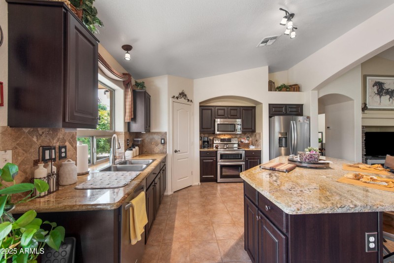 11-709-E-Saddle-Way-11