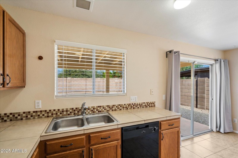 Kitchen w/tile counter