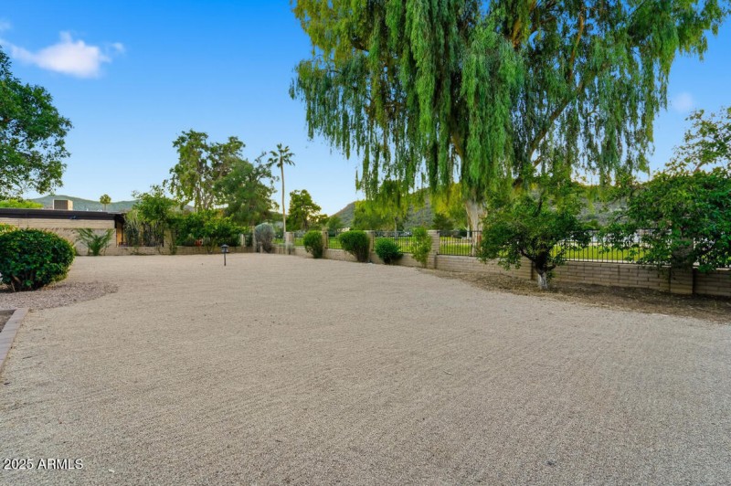 722 W Moon Valley Dr-44