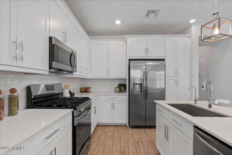 SLEEK & CONTEMPORARY