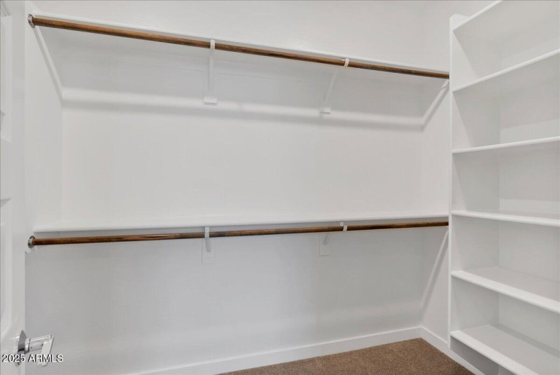 LARGE WALK-IN CLOSET