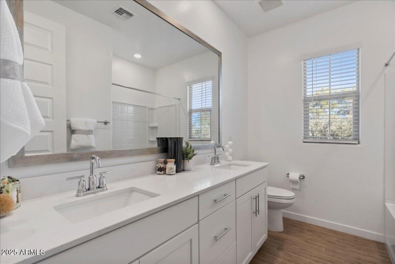 UPSTAIRS FULL BATHROOM