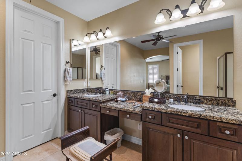 Primary bethroom w walk in closet