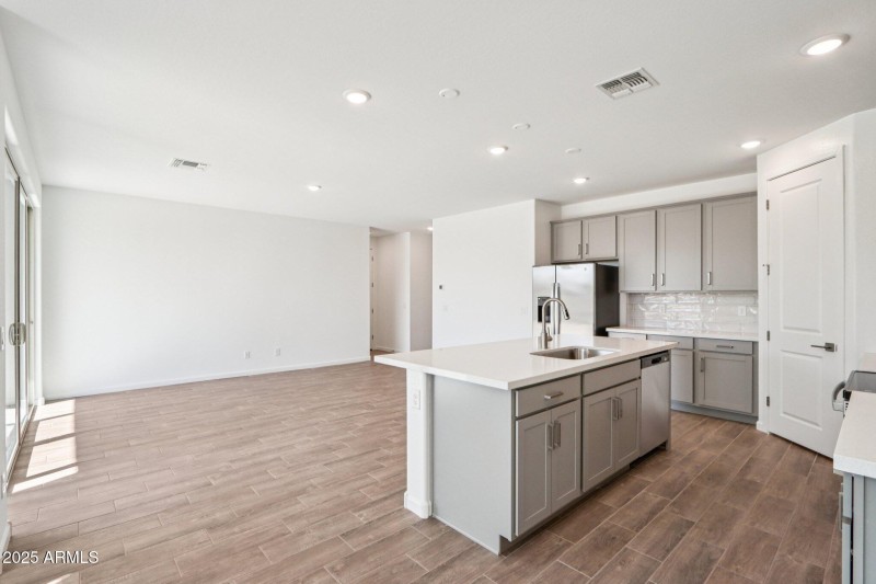 11-web-or-mls-W Camden Ave-S0711-011