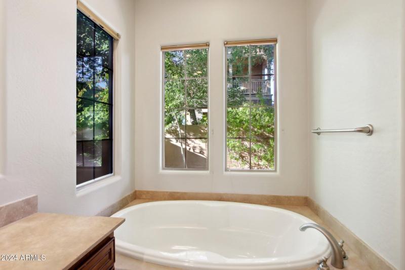 33-web-or-mls-E Via De Vaquero Dr-033