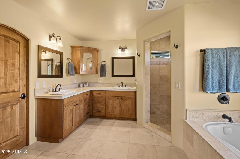 JL_260SunUpRanch-interiors-PrimarySuite-