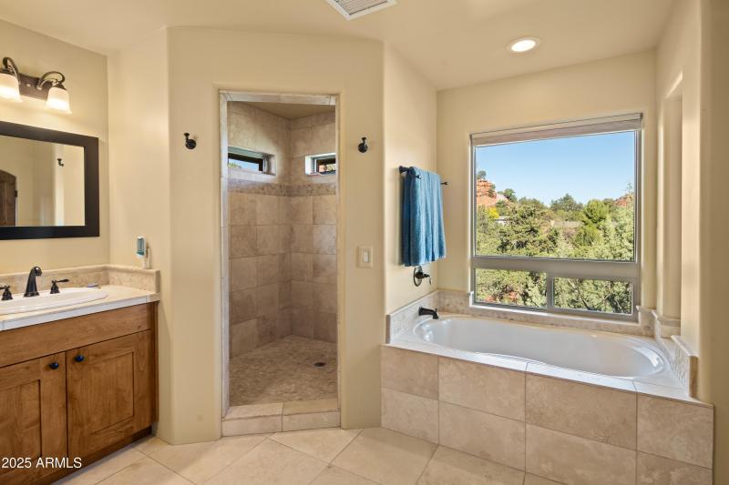 JL_260SunUpRanch-interiors-PrimarySuite-