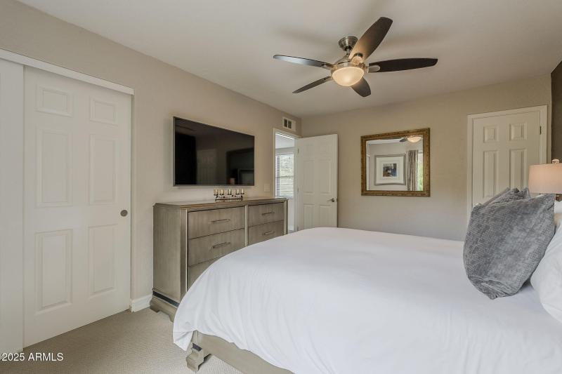 2 closets (1 walk-in)