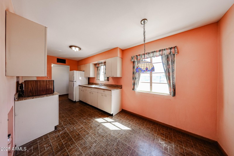Kitchen & Breakfast Area