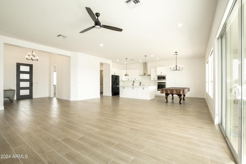 White & bright kitchen