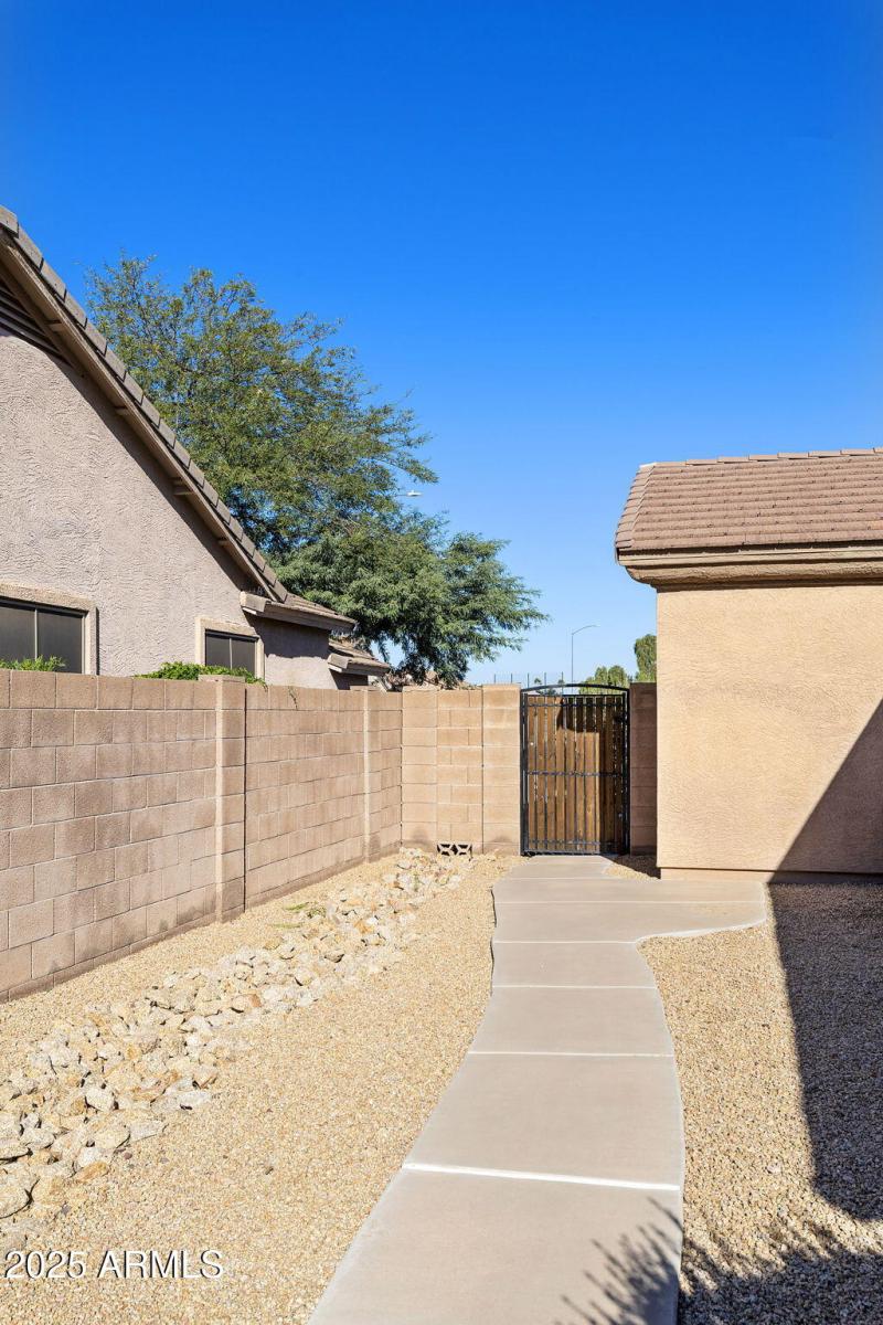 Side Yard - Keep Trash Bins Out-of-Sight