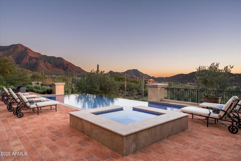 Negative Edge Pool and Spa