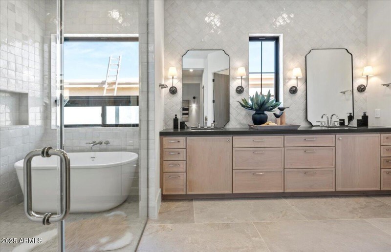 Primary En Suite w Wet Room